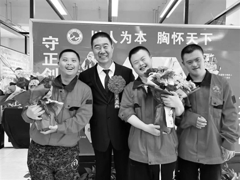 姜新(左二)带领盲人创业,践行公益理念,笃定前行